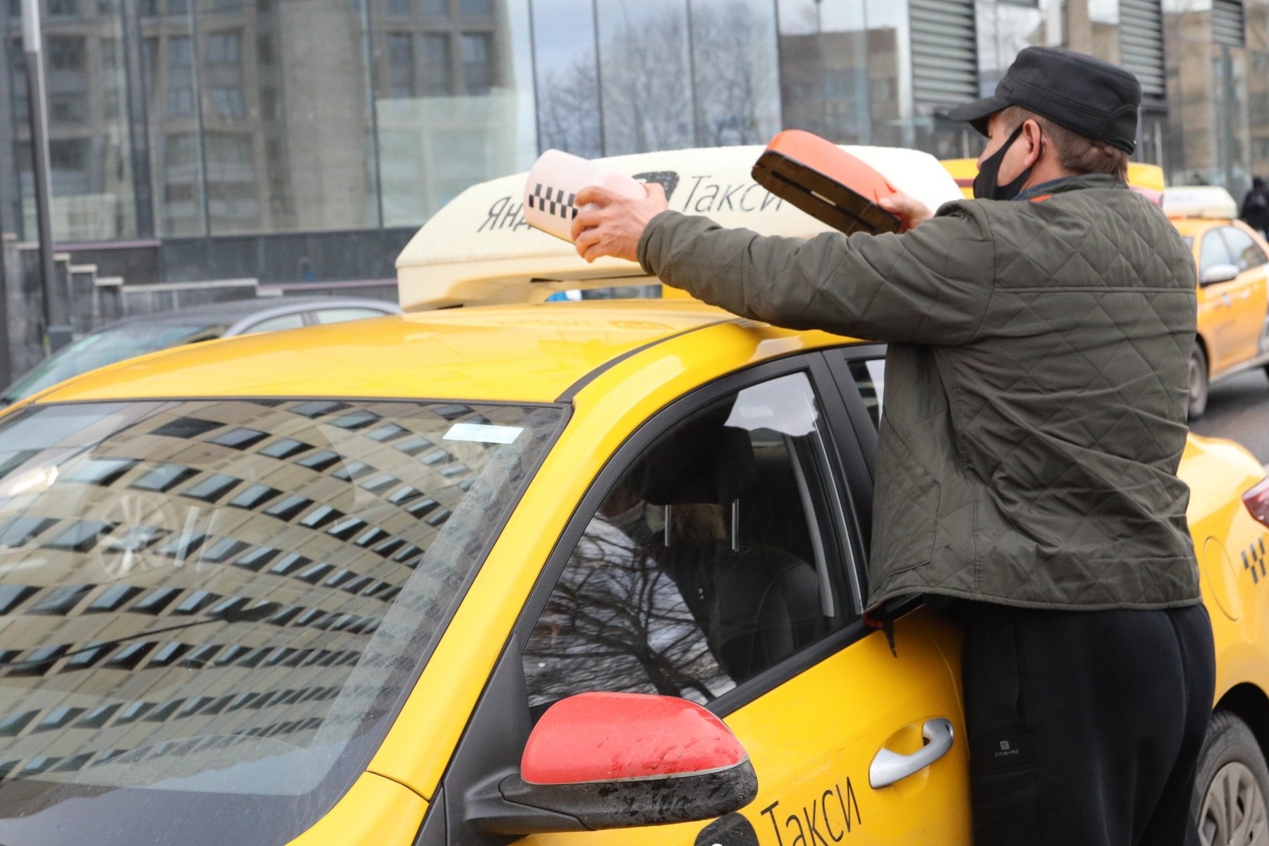 В Подмосковье благодаря нейросети аннулировали более 380 разрешений на работу такси