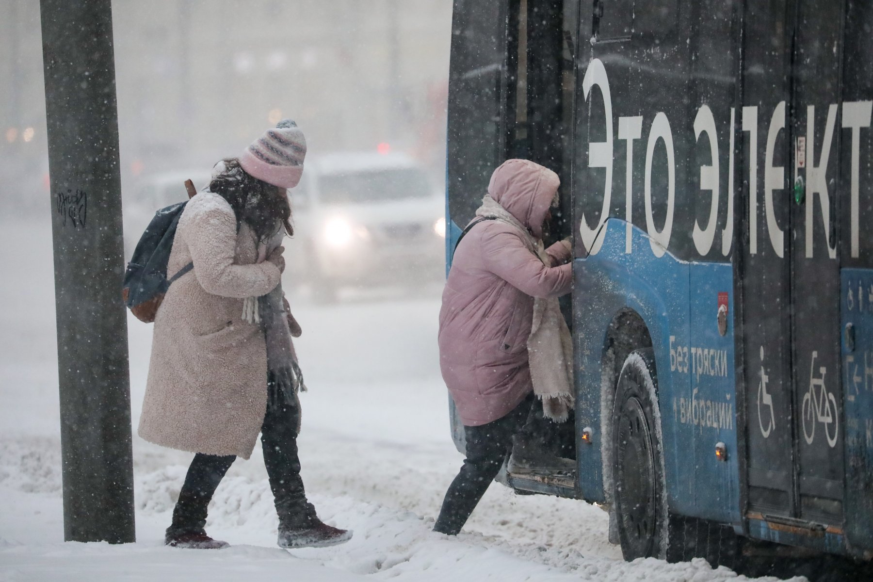 Столичным автомобилистам рекомендовано пересесть на общественный транспорт из-за снегопада 