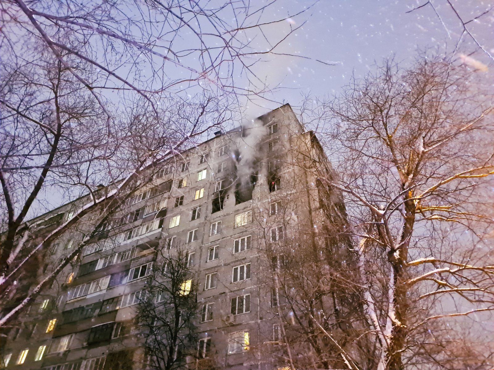 Пожарные ликвидировали возгорание в Москве и спасли 12 человек