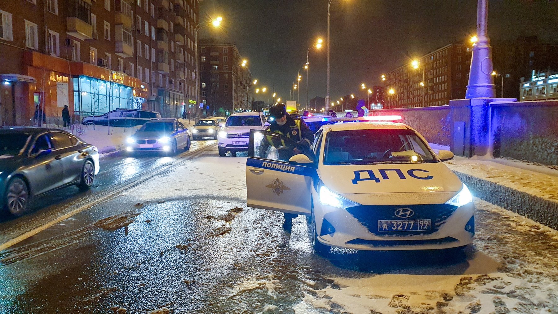 Человек погиб в загоревшемся такси в Москве