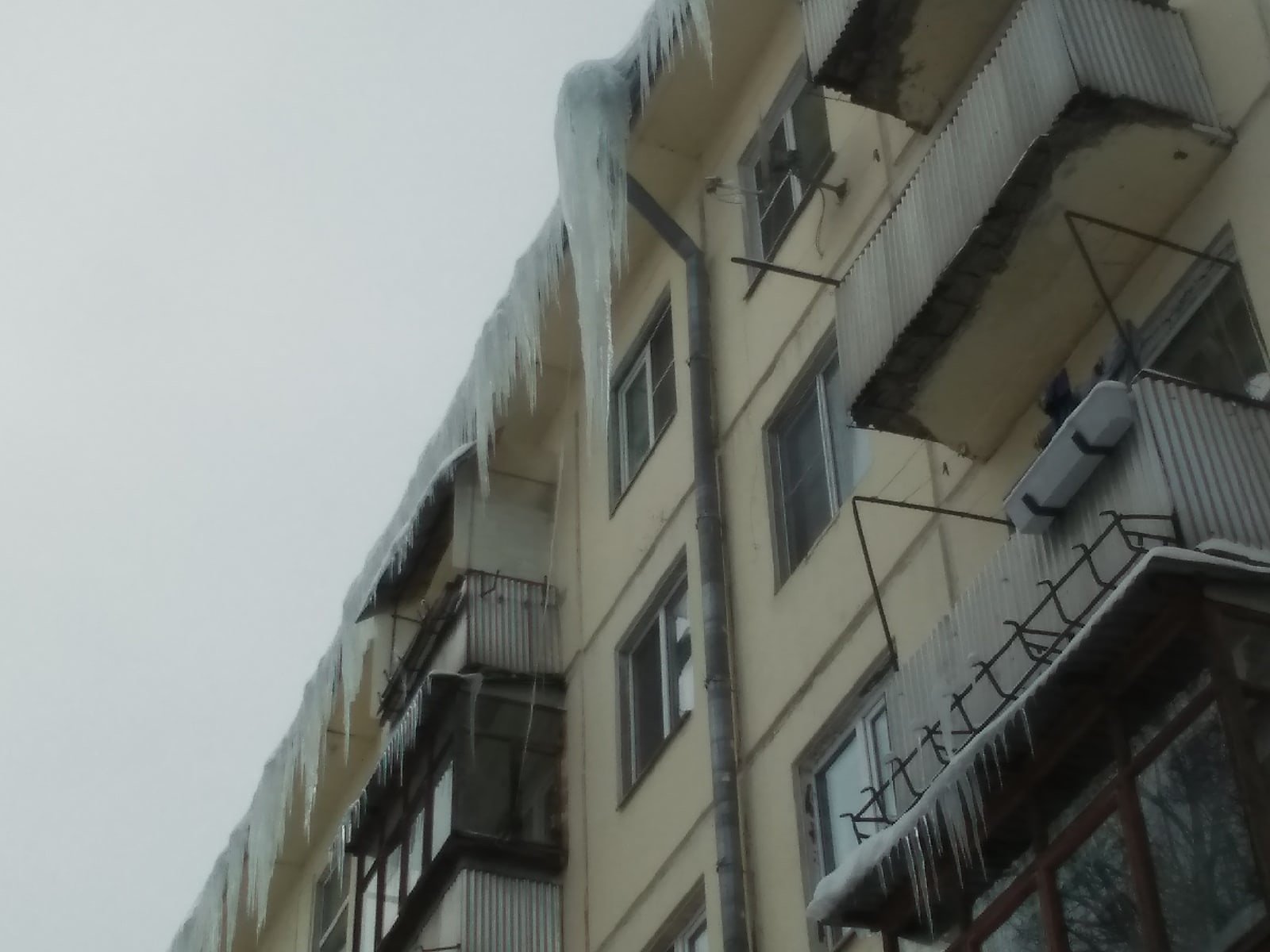 Администрация Наро-Фоминска удовлетворила недовольных сосульками на крыше дома жителей города