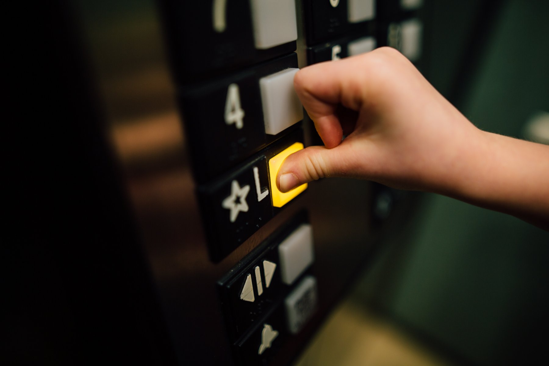 В домах Подмосковья за 2022 год заменят 714 лифтов