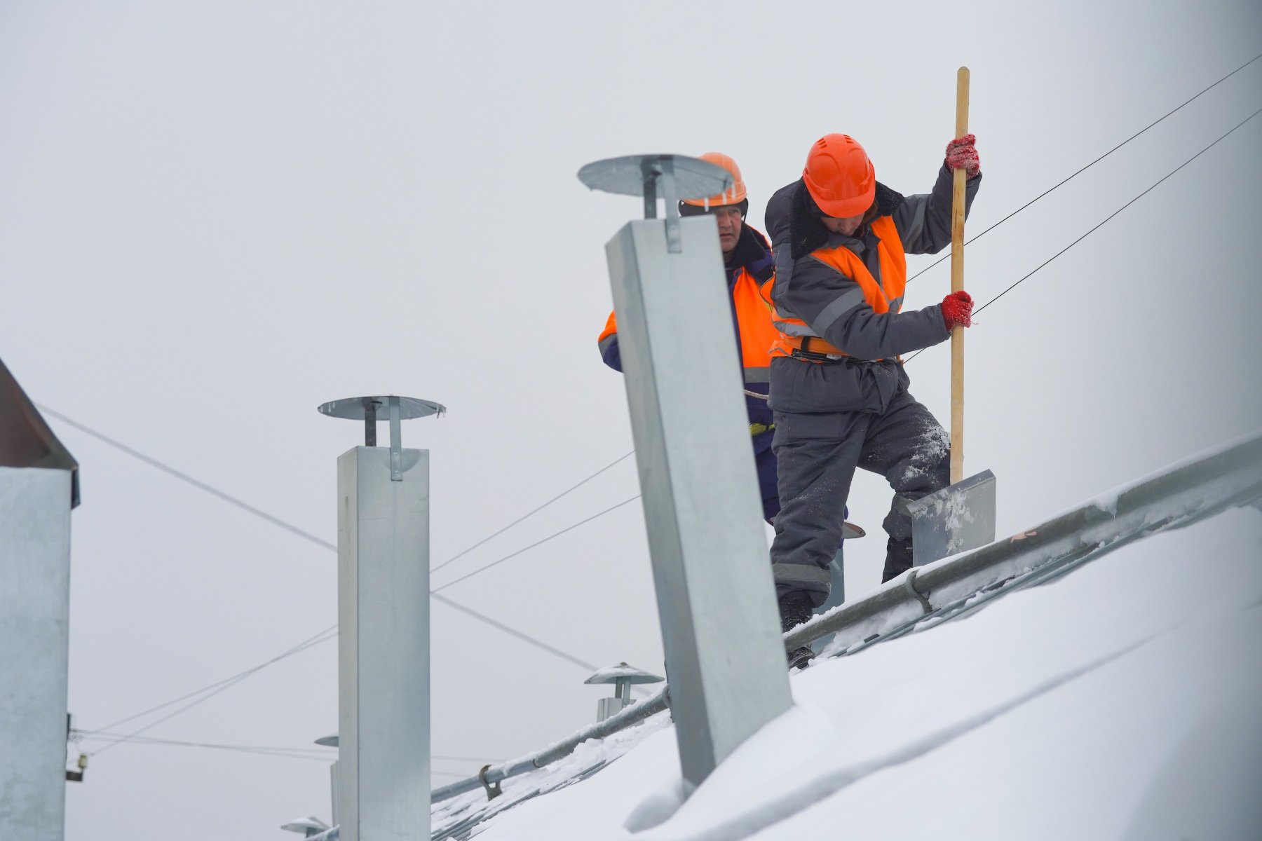 В Московской области начали ежедневную проверку уборки снега с крыш
