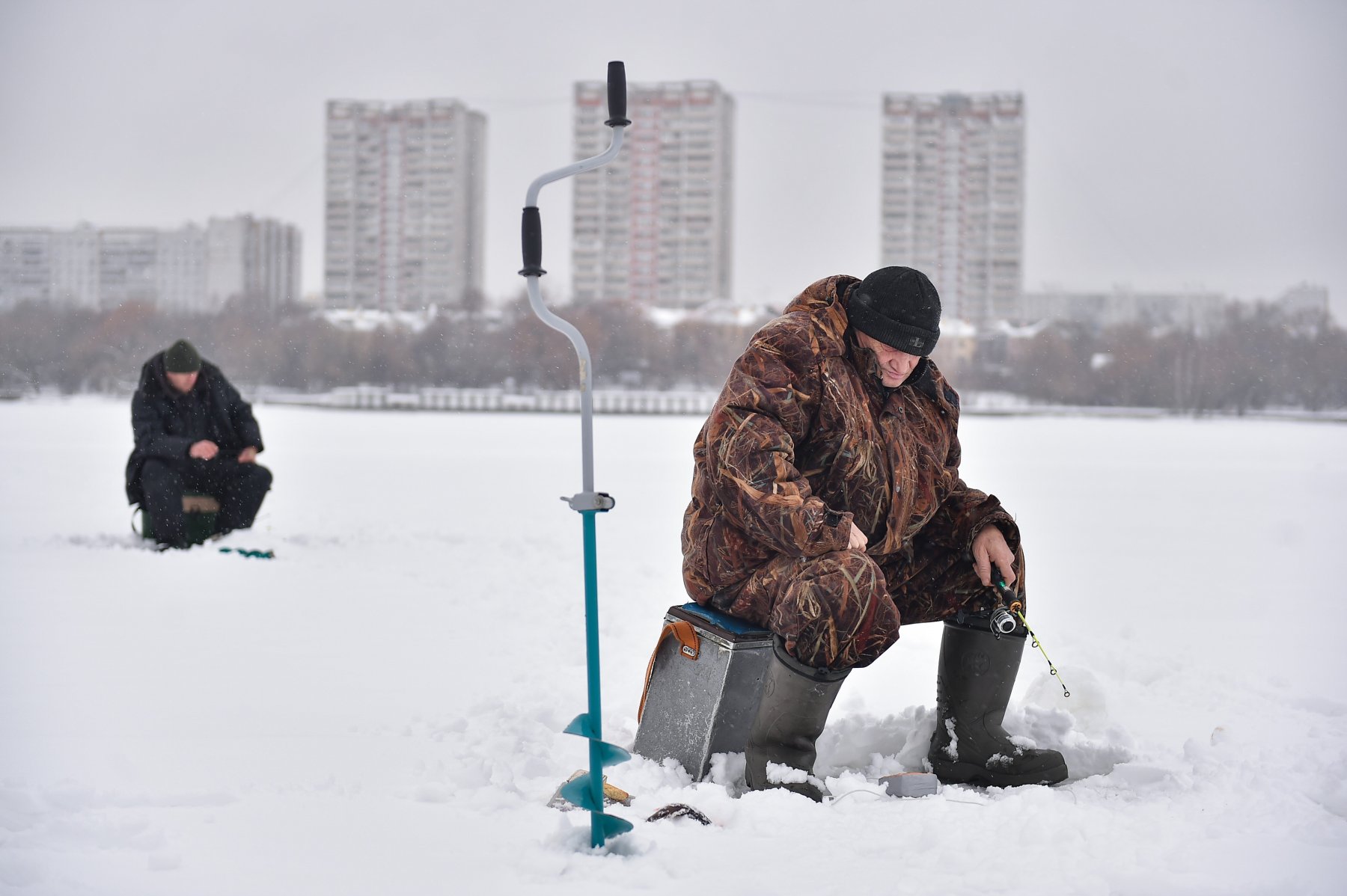 В Московской области рыбаков призвали не выходить на лед из-за потепления