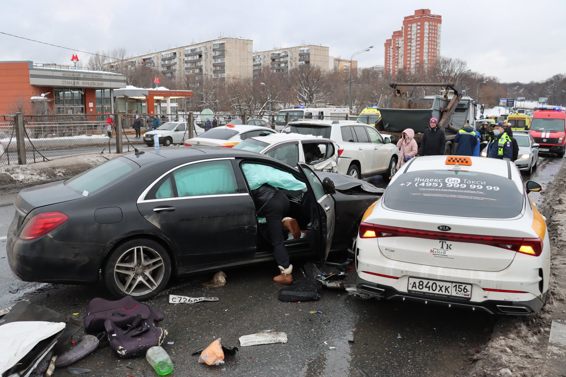 На Рублёвском шоссе у метро «Кунцевская» столкнулись несколько автомобилей 