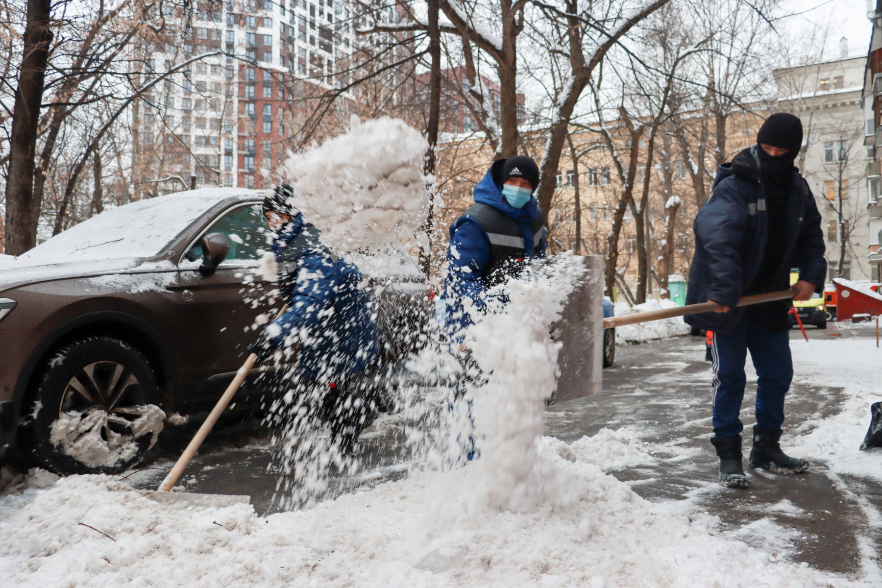 В Долгопрудном чистильщик снега напал на мужчину с тремя детьми