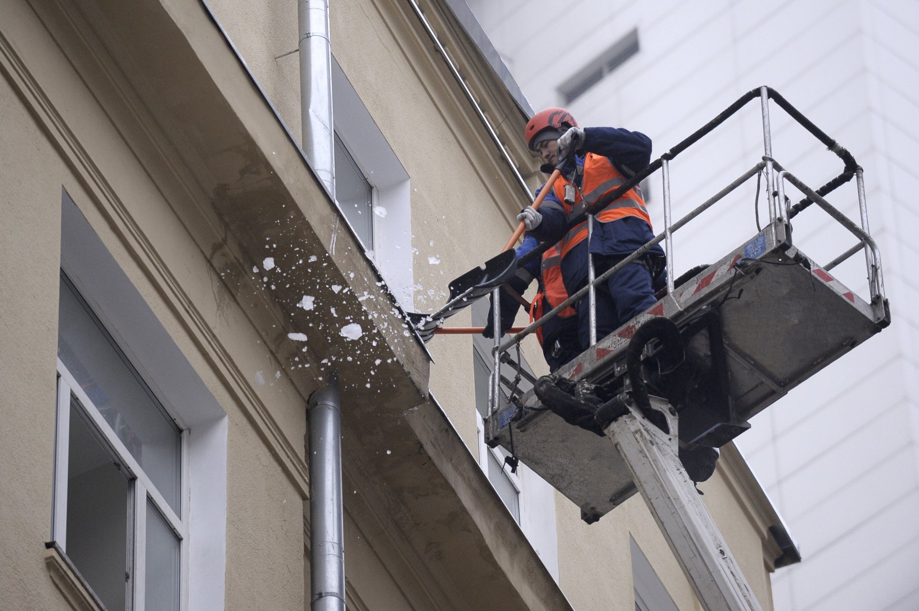 В Подмосковье от наледи очистили 14 860 крыш многоквартирных домов