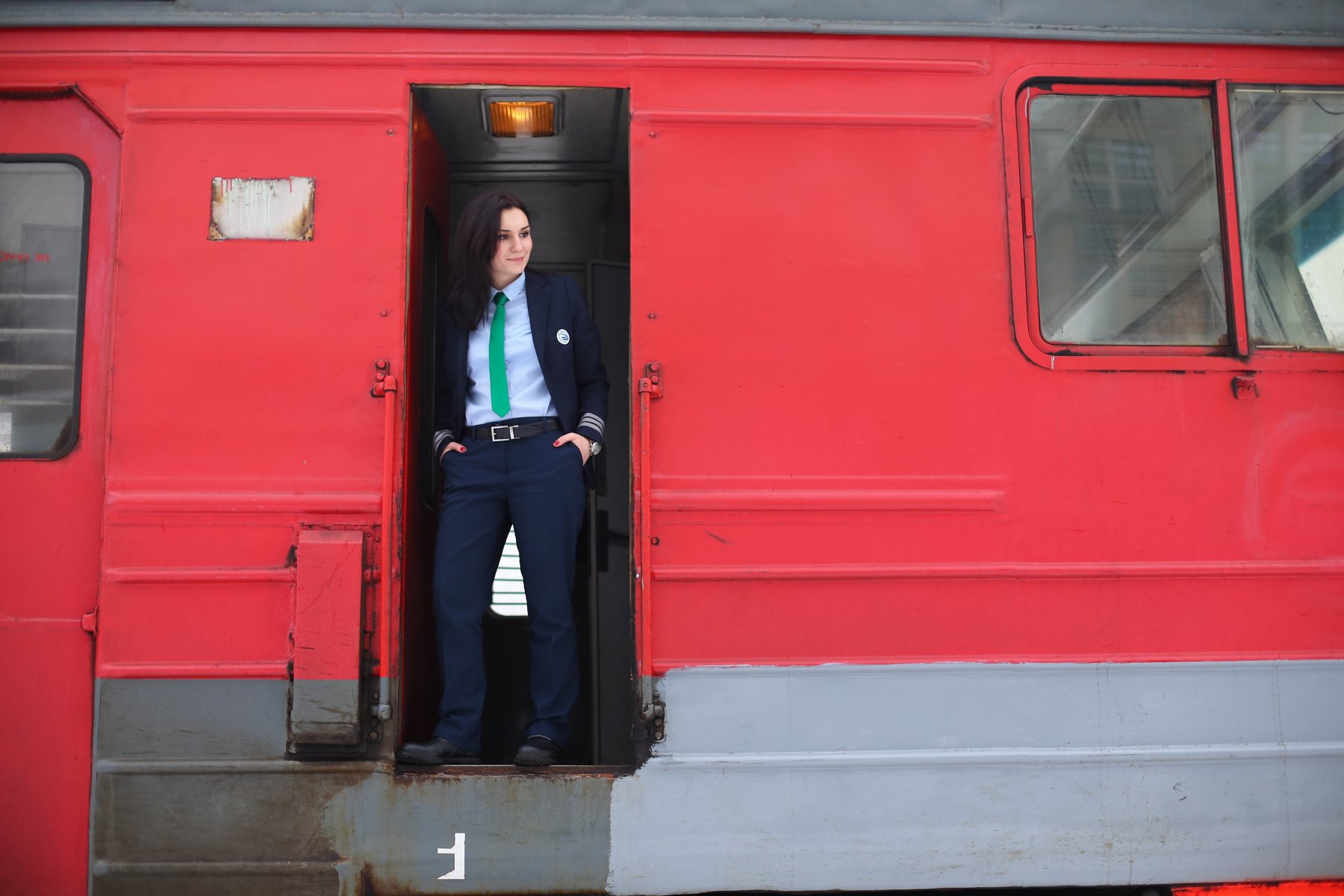 Первая женщина-машинист холдинга «РЖД» вышла в свой первый пригородный рейс в Москве