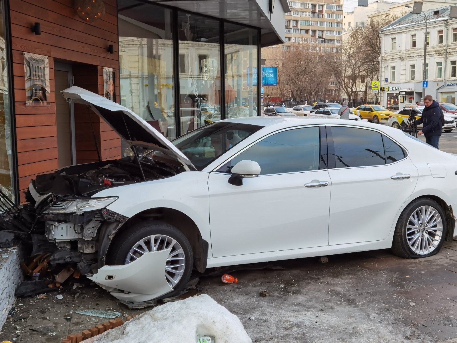 В Москве на Новослободской улице автомобиль врезался в здание