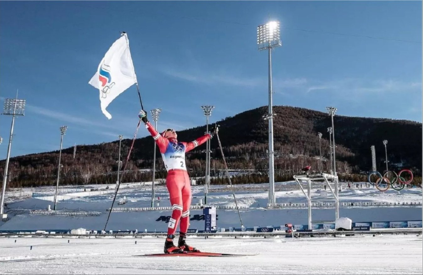 Лыжник Большунов выиграл на Олимпиаде в Пекине третье золото