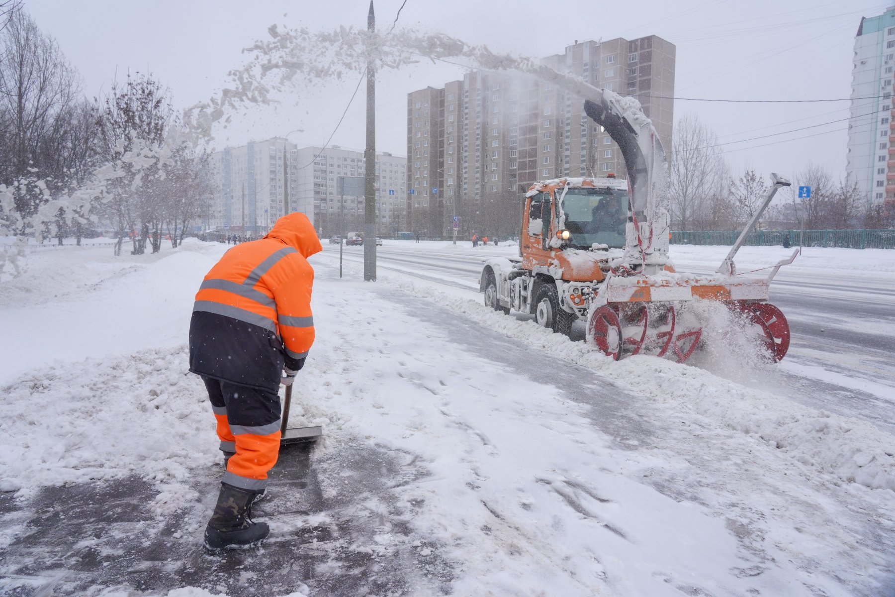 Рабочий получил травмы во время уборки снега в Москве
