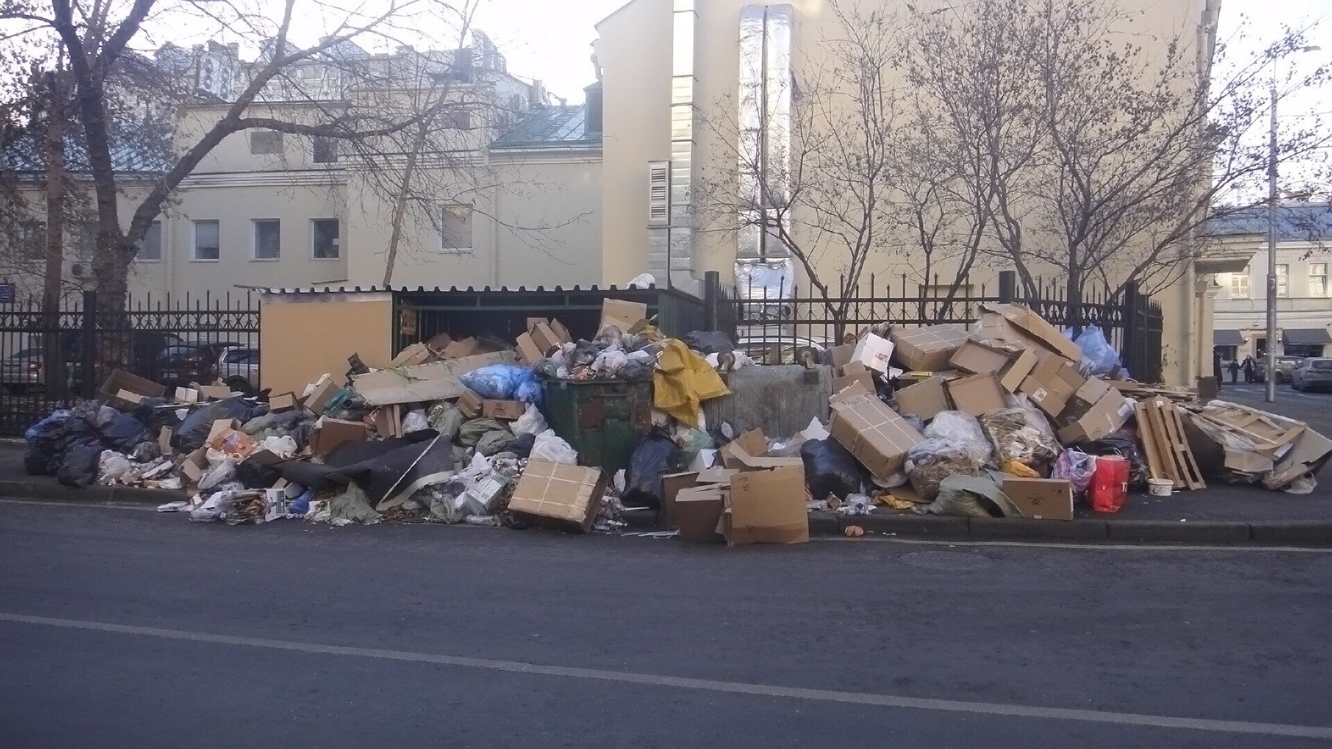 Губернатор Подмосковья поручил разобраться с проблемой невывоза мусора в выходные дни