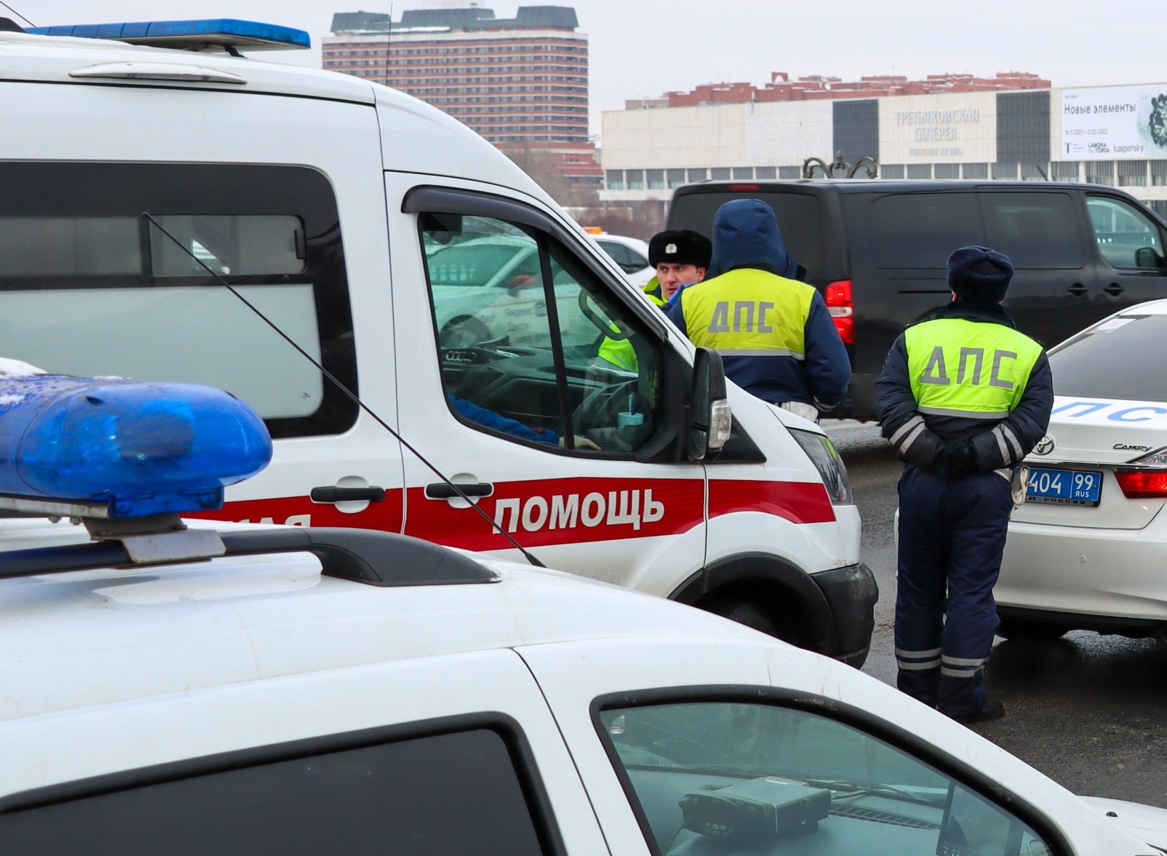 Бетонная плита с эстакады упала на автомобиль на Калужском шоссе в Москве