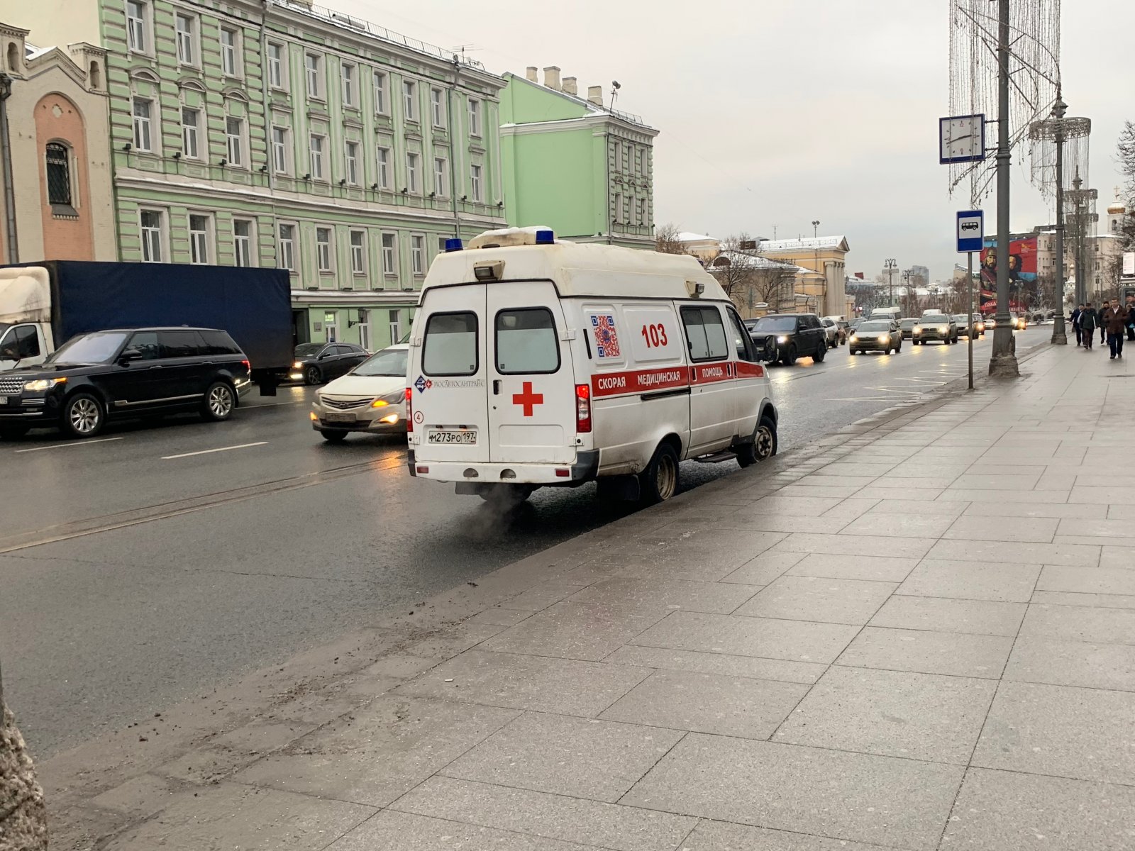 В Москве женщина за рулем каршеринга задавила двух дорожных рабочих