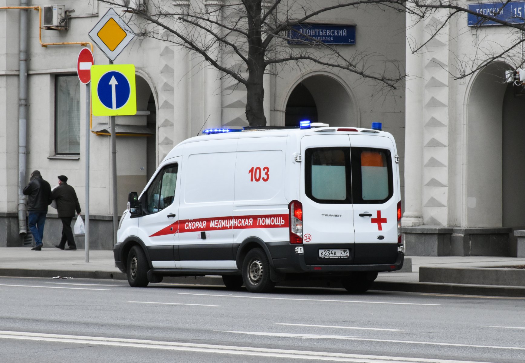 Курьер-велосипедист сбил 66-летнюю женщину на Гоголевском бульваре