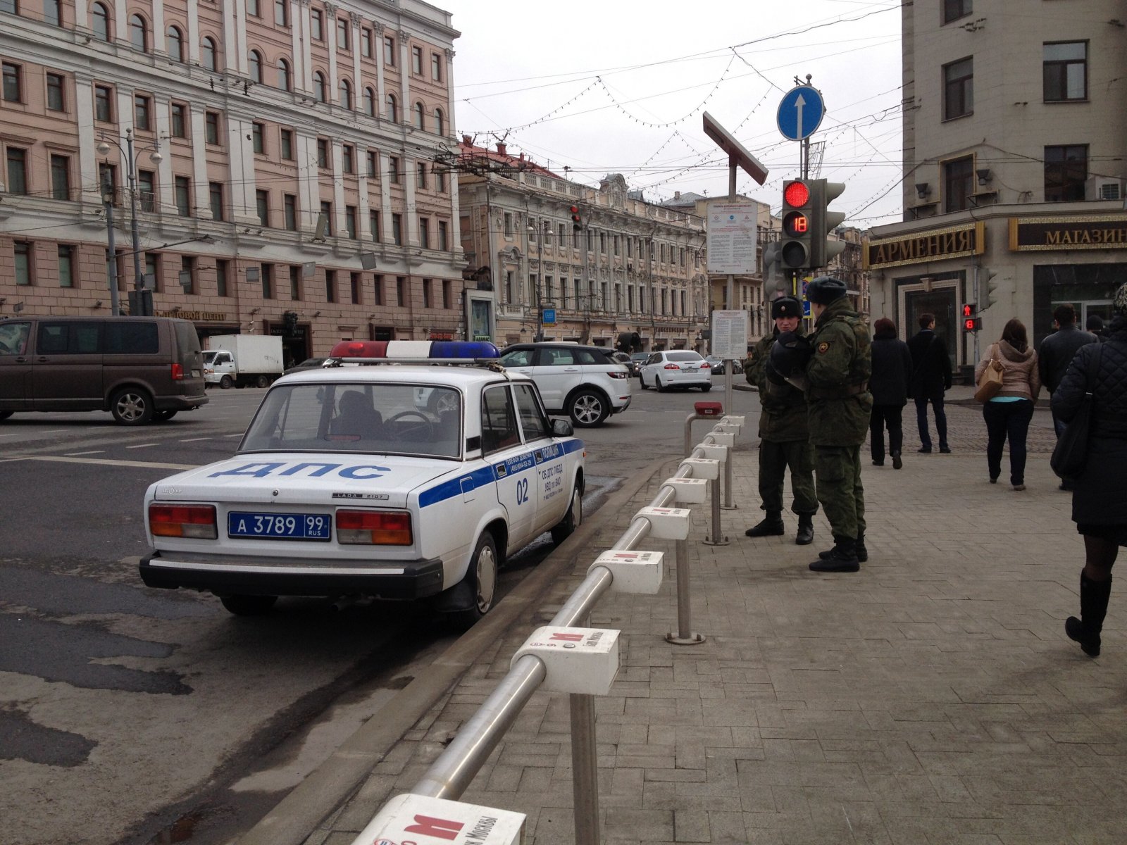 Около 2. Москва люди. Задержания в Москве сегодня.