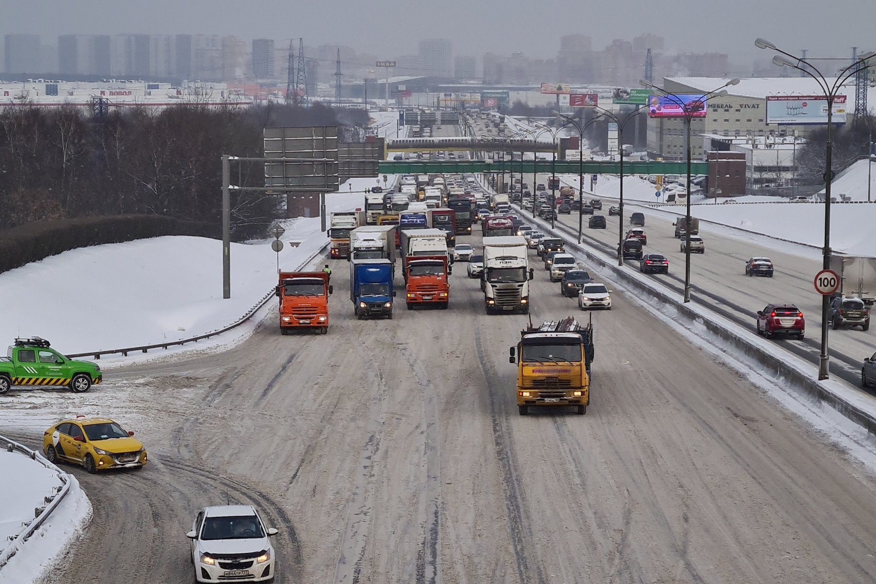 Около 60 тысяч машин ежедневно проезжали транзитом через Москву в 2021 году 
