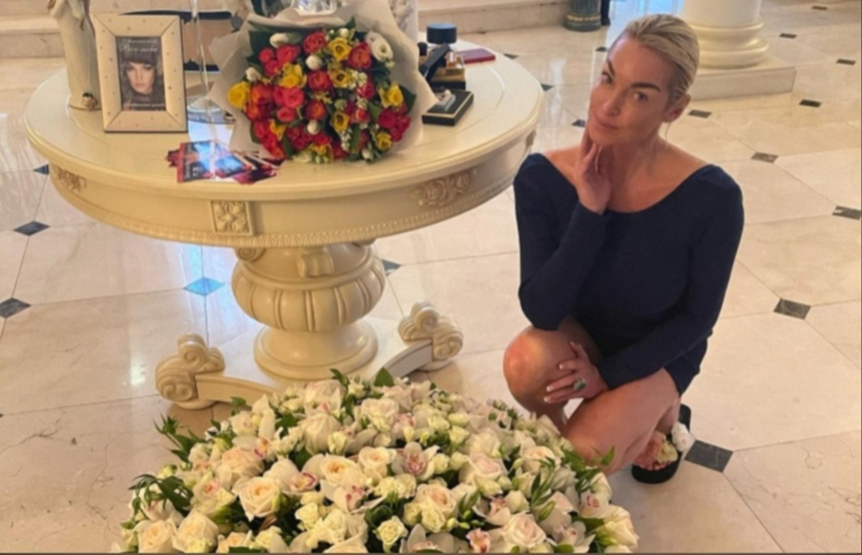 Россияне считают, что Волочкова сама себе покупает цветы