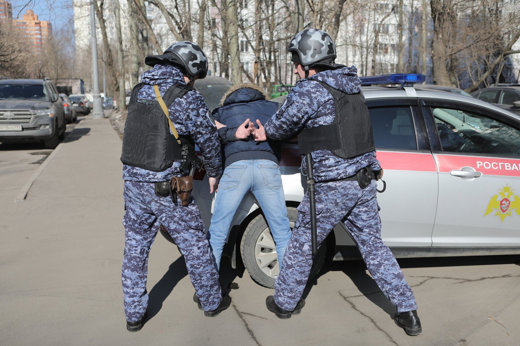 В банке на юге Москвы задержали неадекватного мужчину, угрожавшего ножом посетителям