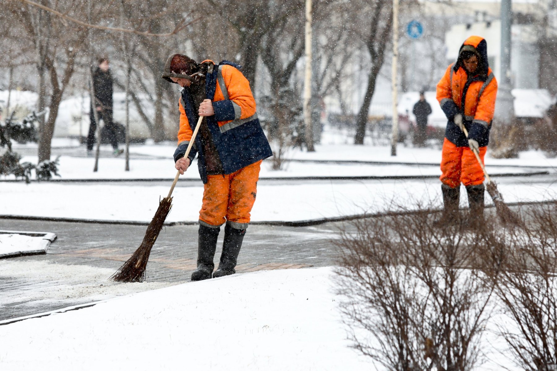 дворники в москве