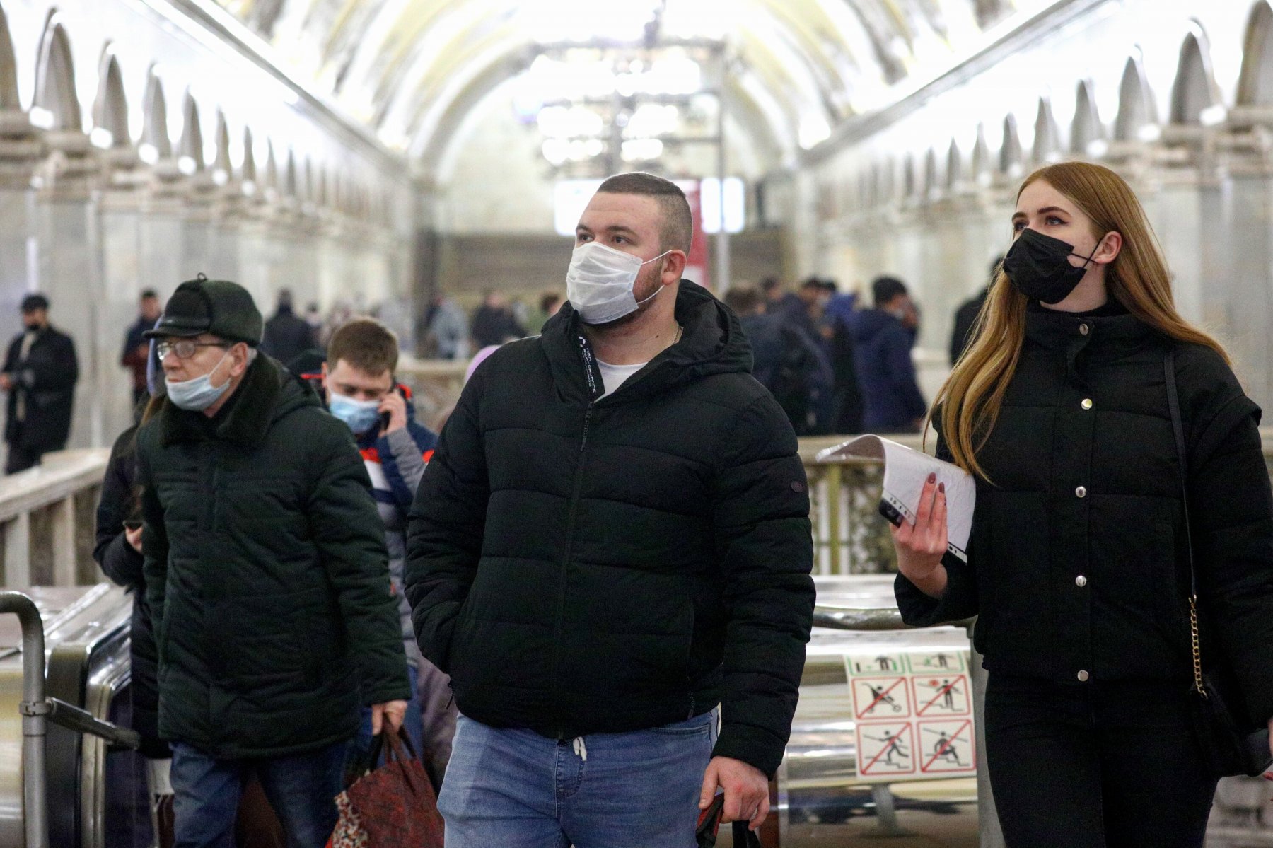 Жителей Санкт-Петербурга призвали носить маски в общественных местах 