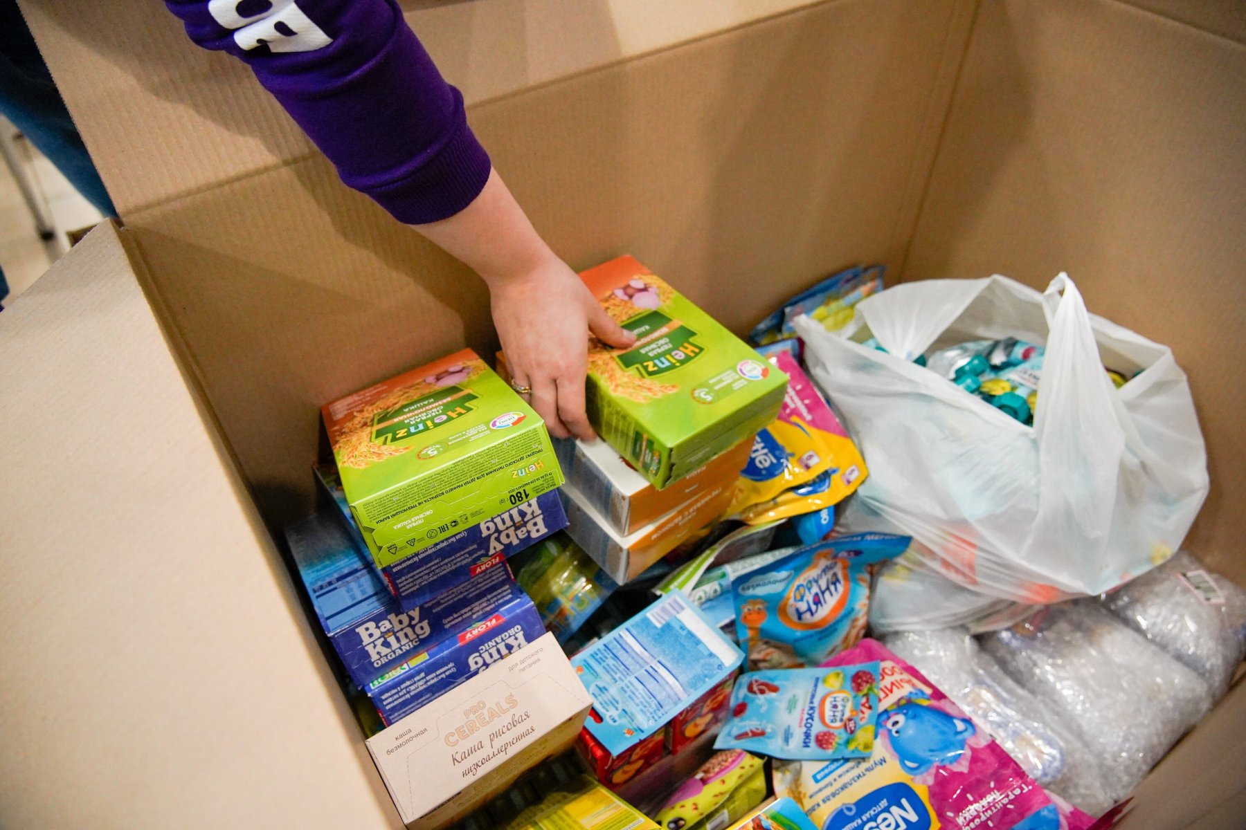 Школьники Подмосковья собрали 5 тонн сладостей для детей в ДНР и ЛНР