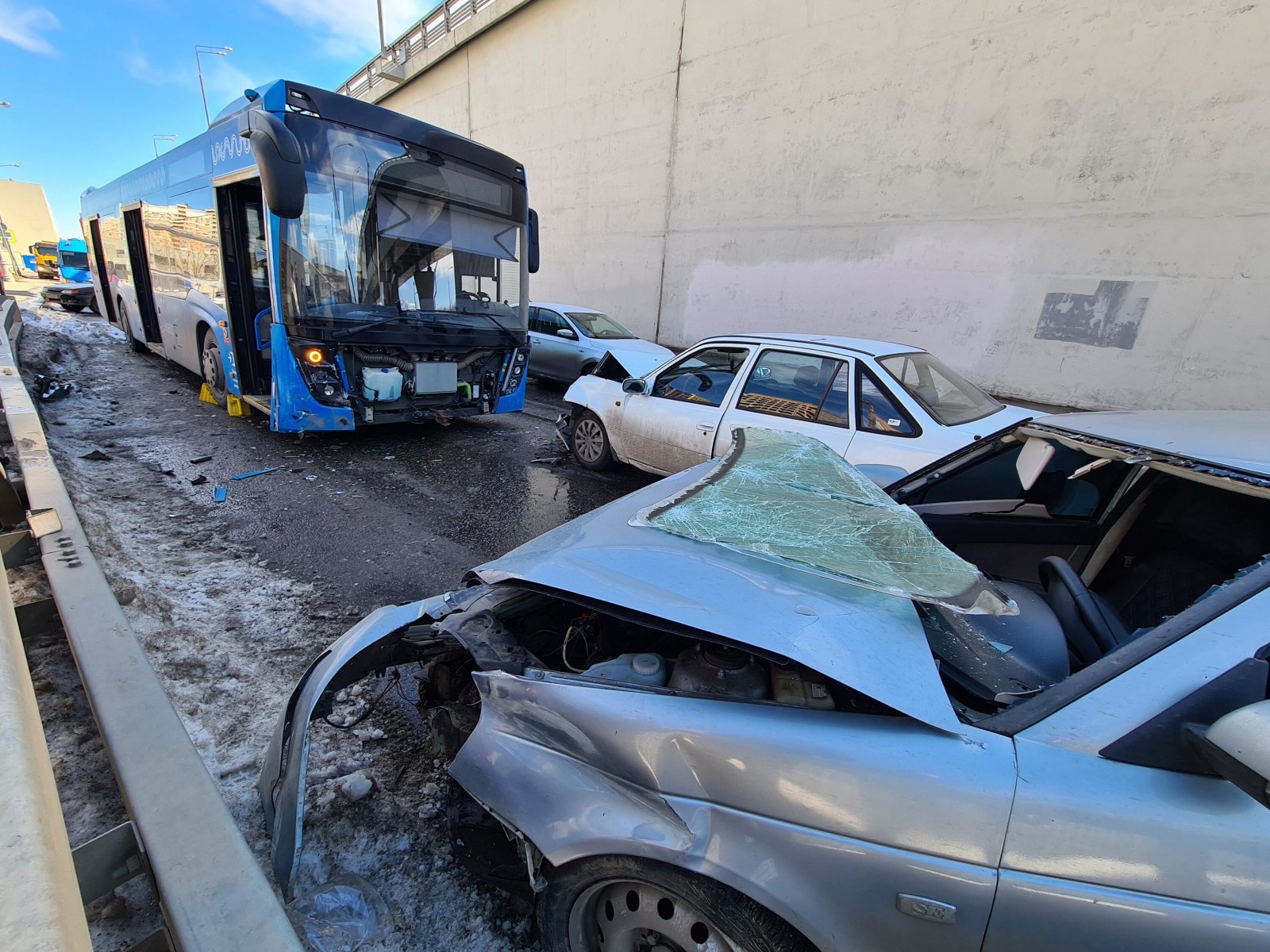 Два человека травмированы при столкновении Lada Priora и автобуса на юге Москвы