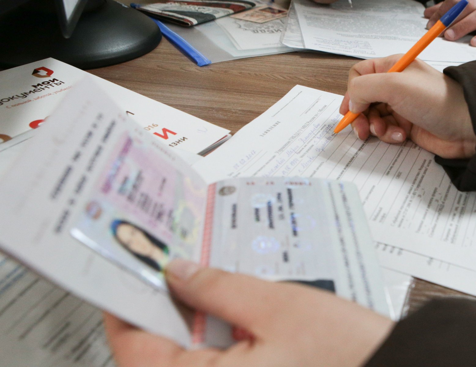 В России могут вернуть водительские удостоверения старого образца – эксперт