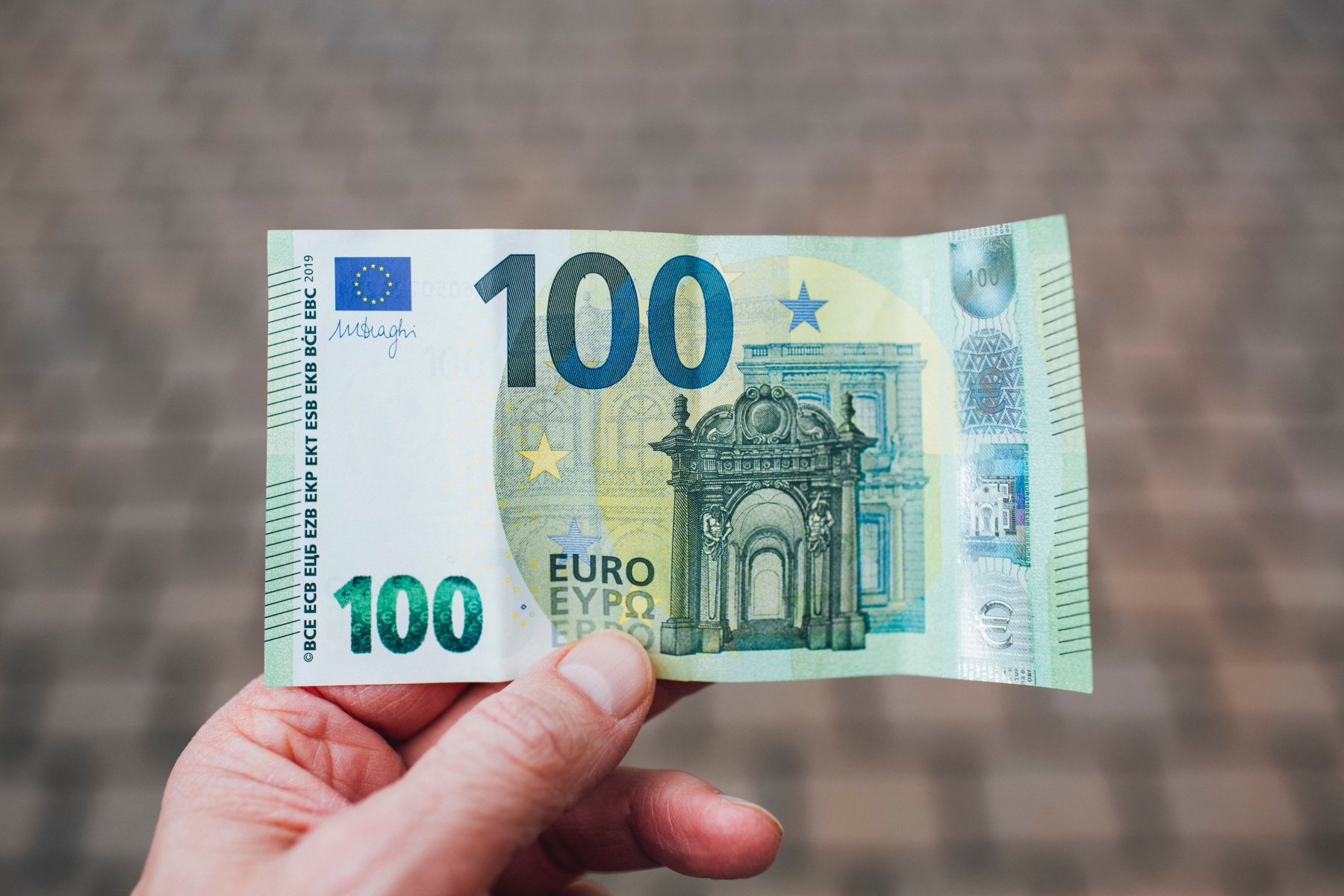 Экономист спрогнозировал курсы доллара и евро 