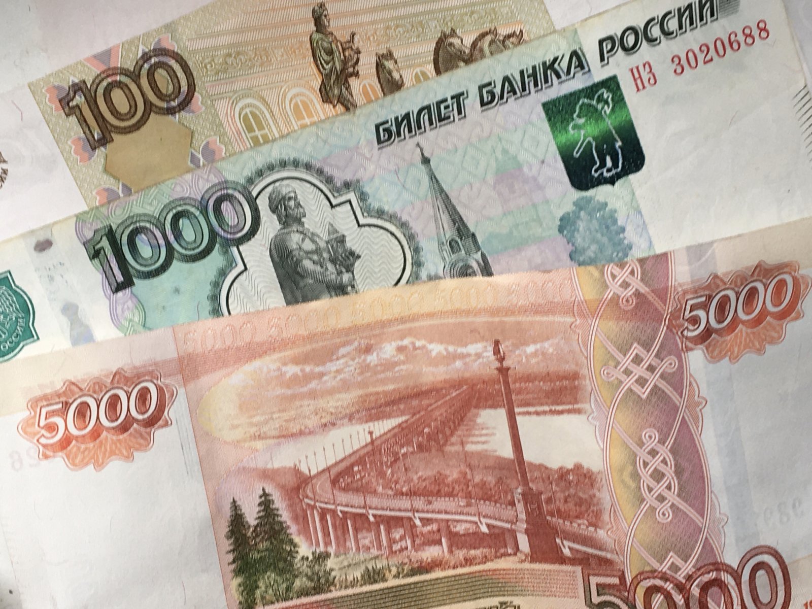 Фейковый сотрудник банка выманил у пожилой москвички почти 8 млн рублей 