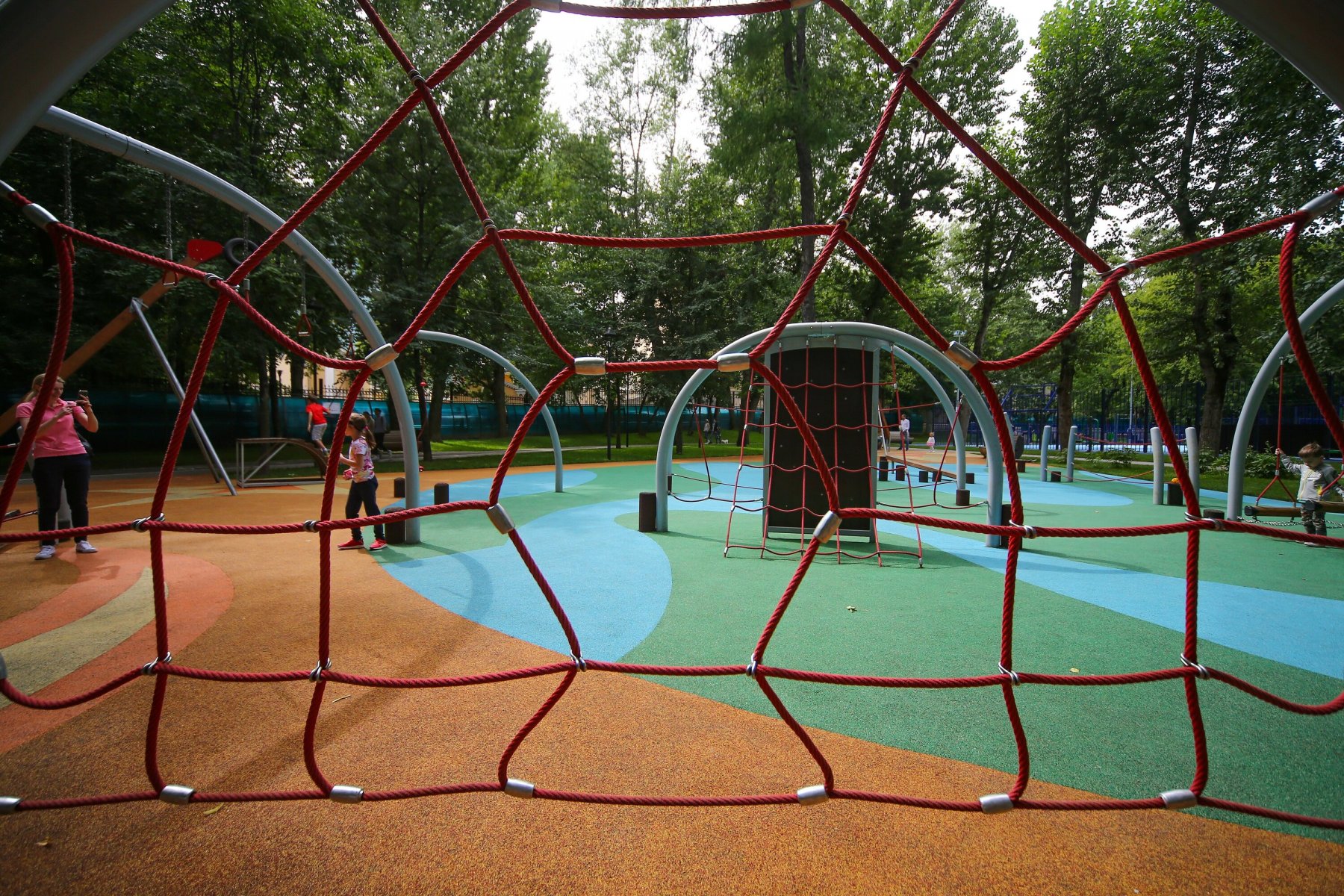 В Подмосковье планируют установить 32 детские площадки за 215 млн рублей