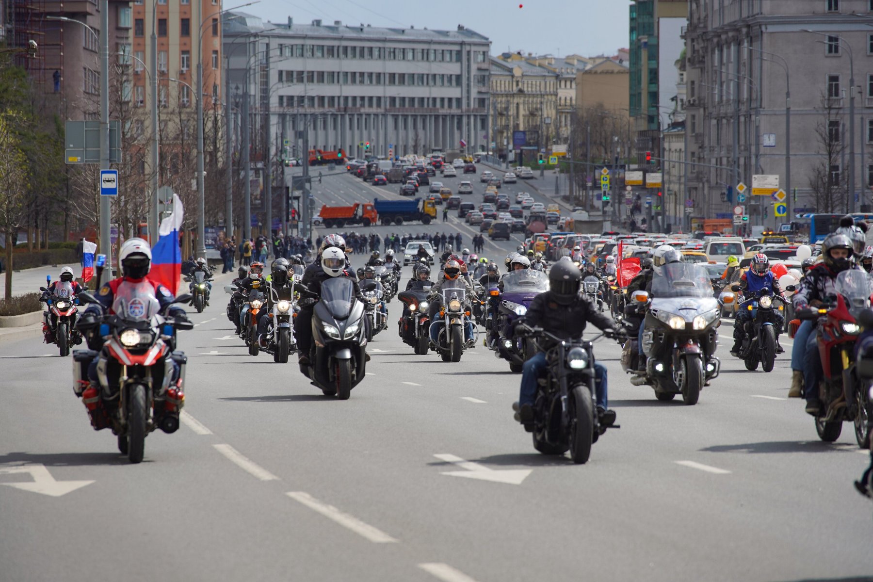 Мотопарад в Москве собрал 2 тысячи мотоциклистов
