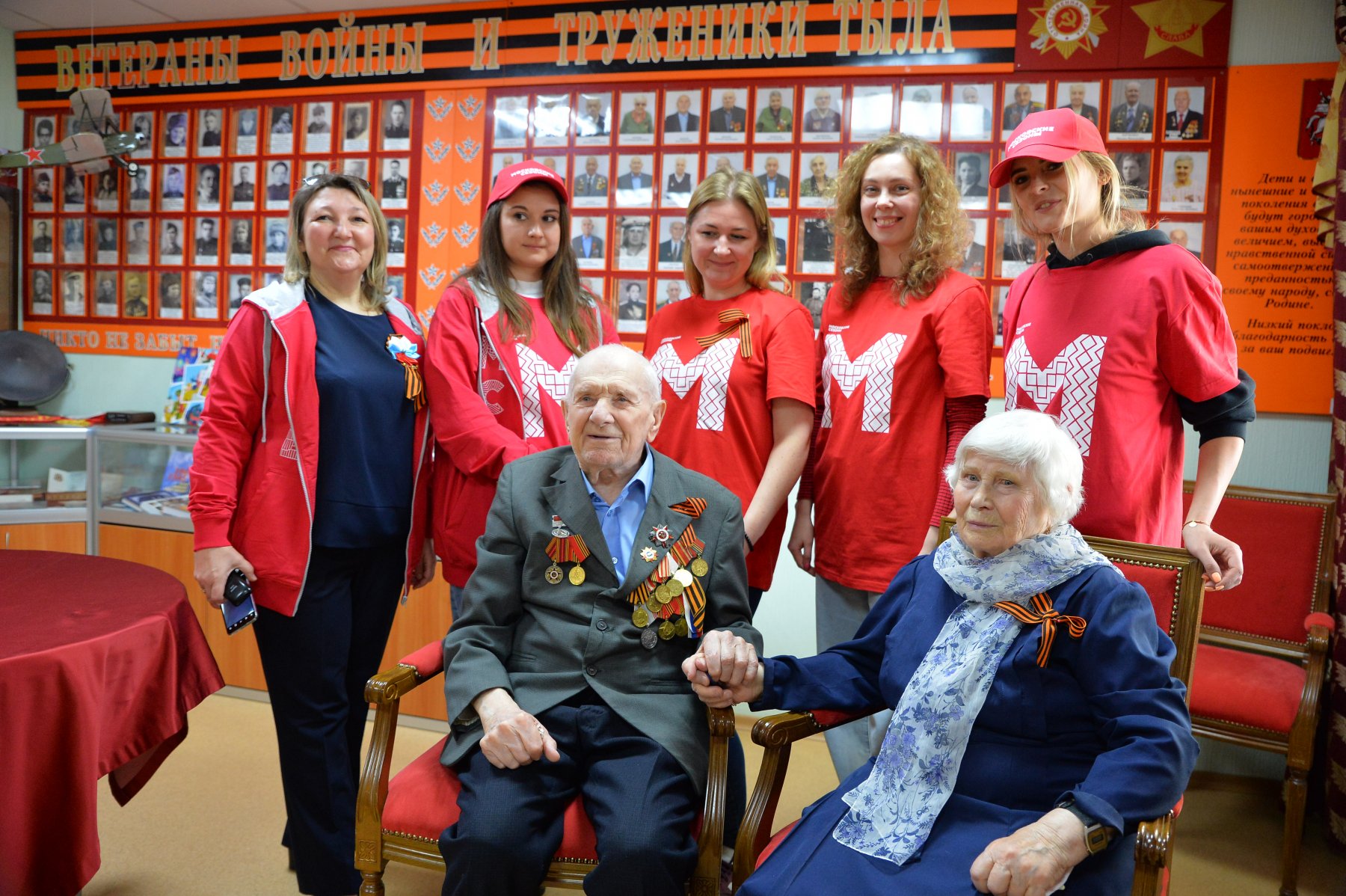Юные участники фестиваля «Московская весна» поздравили ветеранов с приближающимся праздником Победы