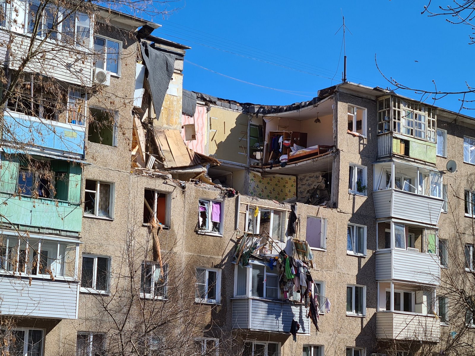 Губернатор Подмосковья Андрей Воробьев навестил жильцов дома в Ступине, где произошел взрыв газа