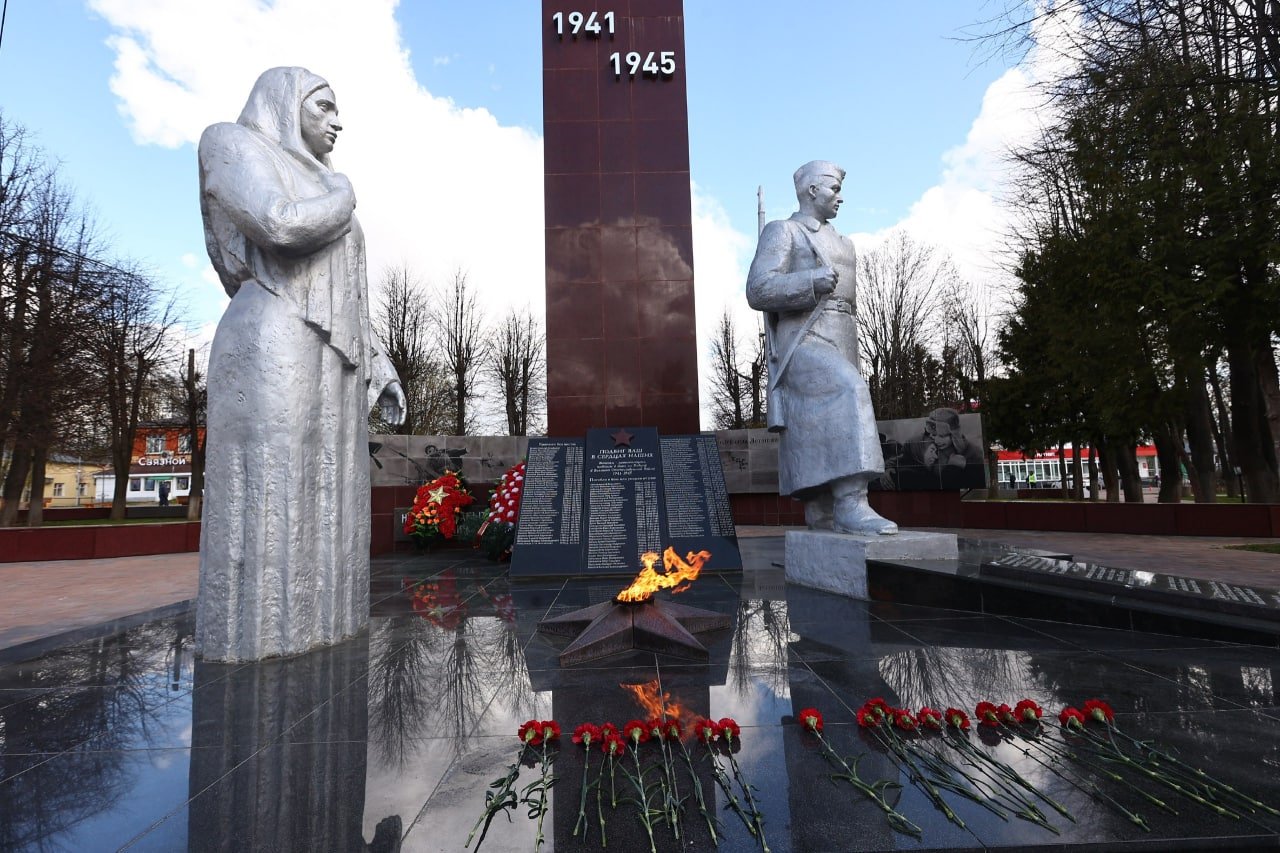 В День Победы губернатор Подмосковья возложил цветы к Мемориалу павшим войнам