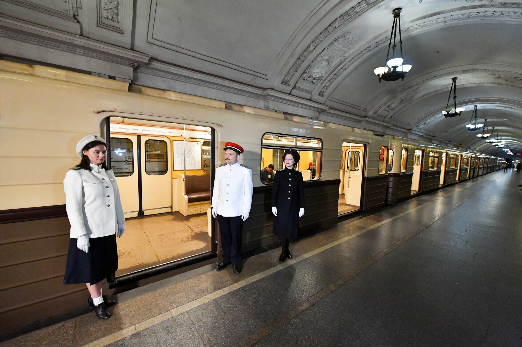 На стойках «Живое общение» можно получить памятные значки в честь дня рождения метро Москвы