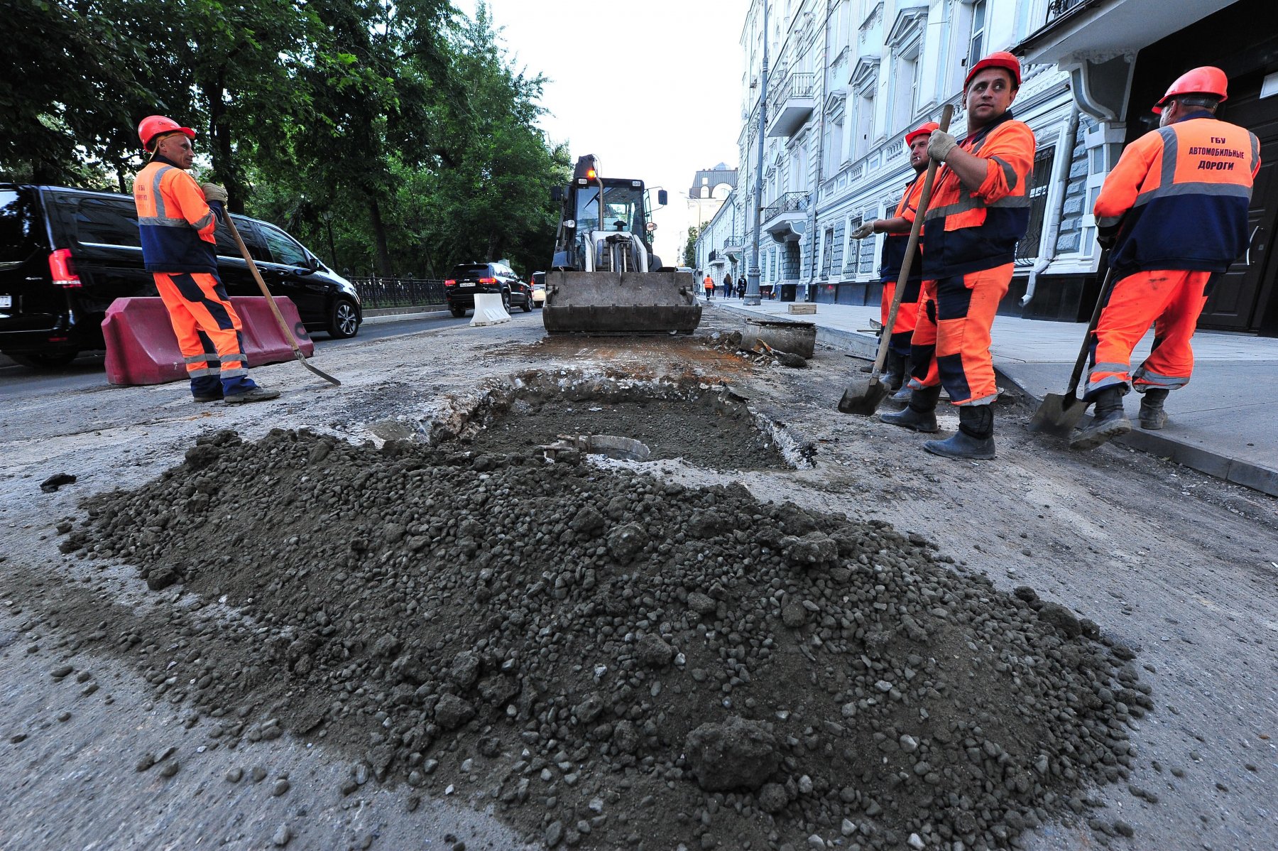 В Подмосковье в этом году для ремонта дорог задействовано рекордное количество рабочих и спецтехники