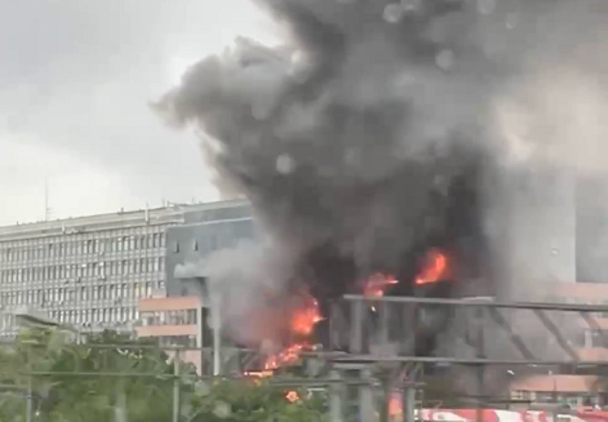 Крупный пожар охватил крышу бизнес центра «Гранд Сетунь Плаза» в Москве
