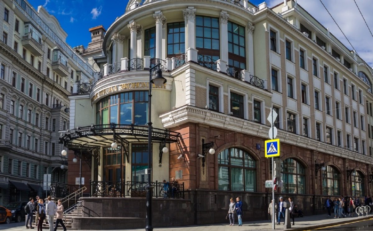 Студентов общежитий ВШЭ эвакуировали в Москве и Одинцово из-за сообщений о взрыве