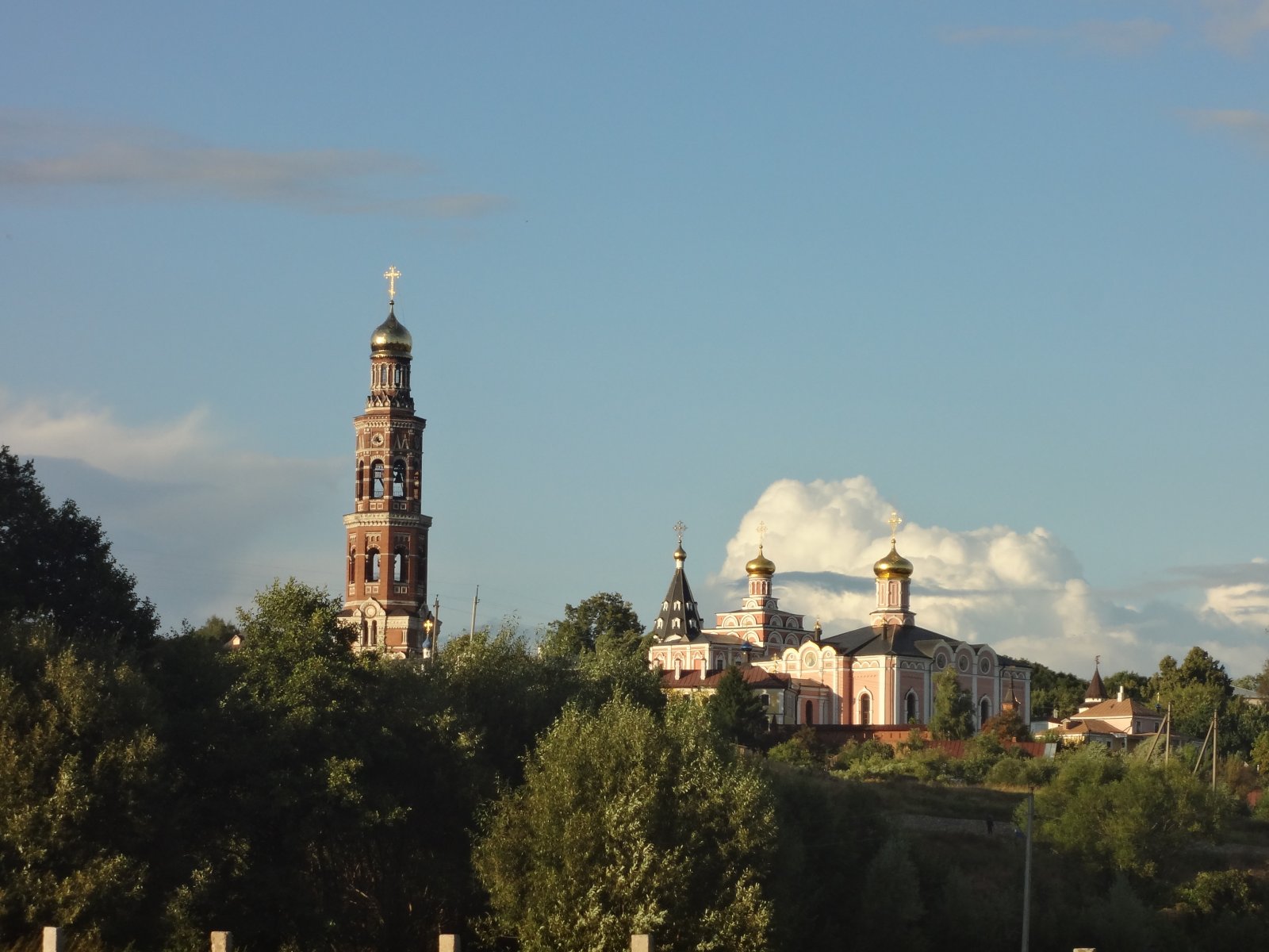 Подмосковье государственная. Подмосковье. Фото с днем России и Троицей. С Троицей и днем России картинки.