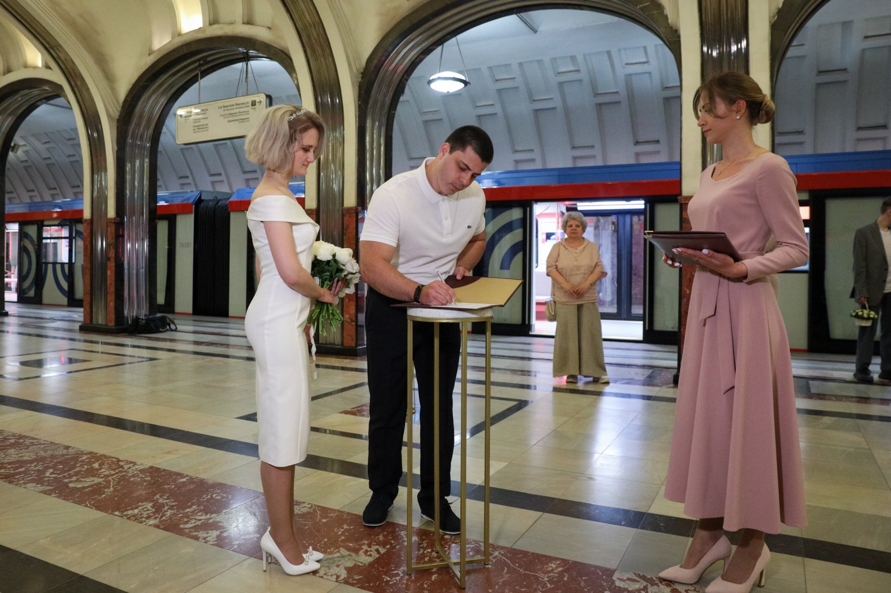На станции метро «Маяковская» в День России поженились три пары 