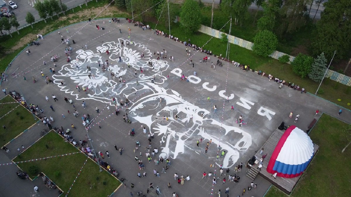 В Наро-Фоминске на День России выложили мозаику из 25 тысяч зажженных свечей 