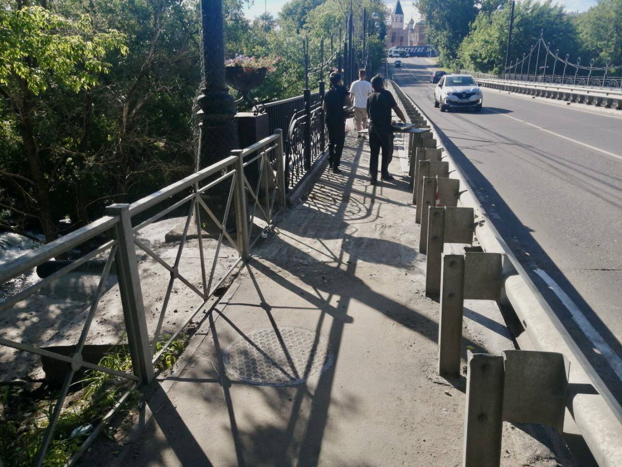 В Клину оперативно восстановили пешеходную часть моста на улице Чайковского 