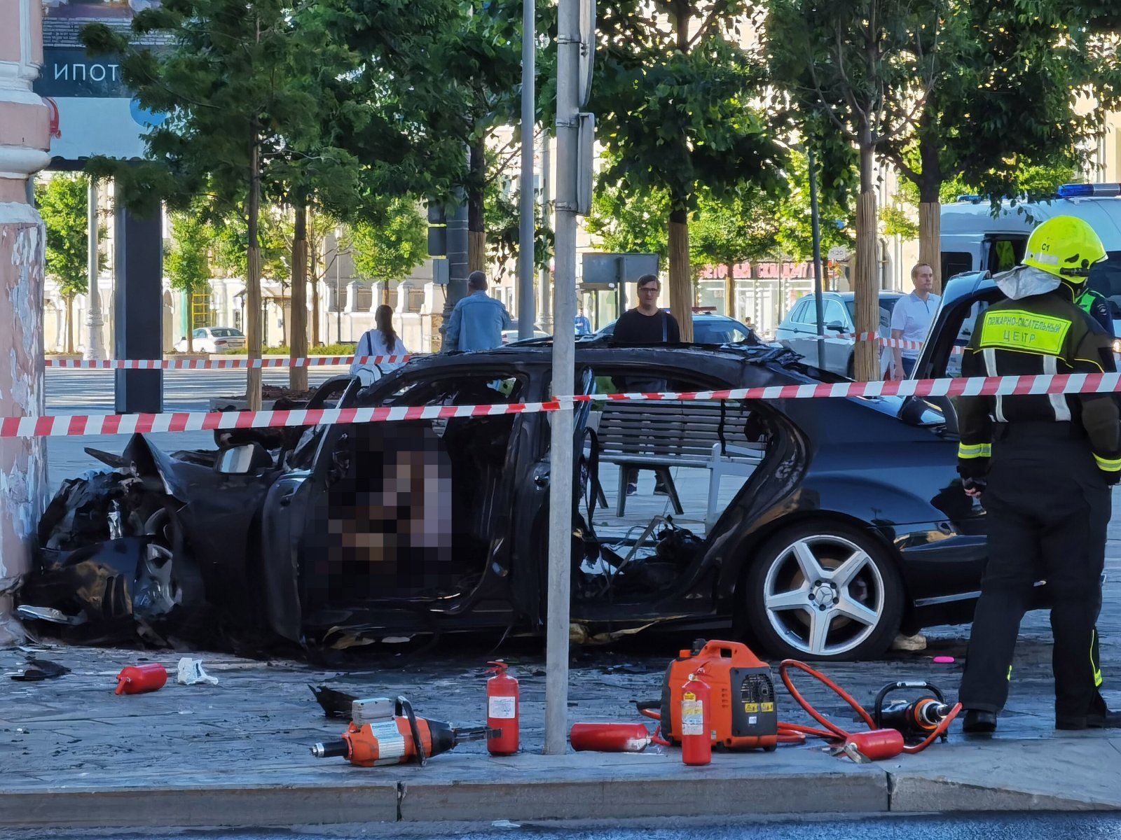 Очевидец аварии на Садовом кольце рассказал, как вытаскивал из горящей машины людей