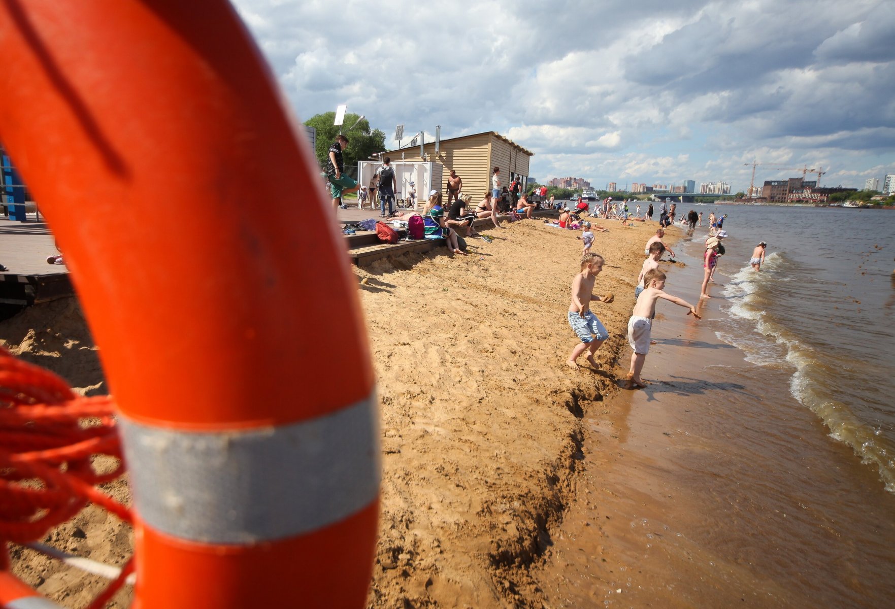 На 104 пляжа в Подмосковье завезли белый песок