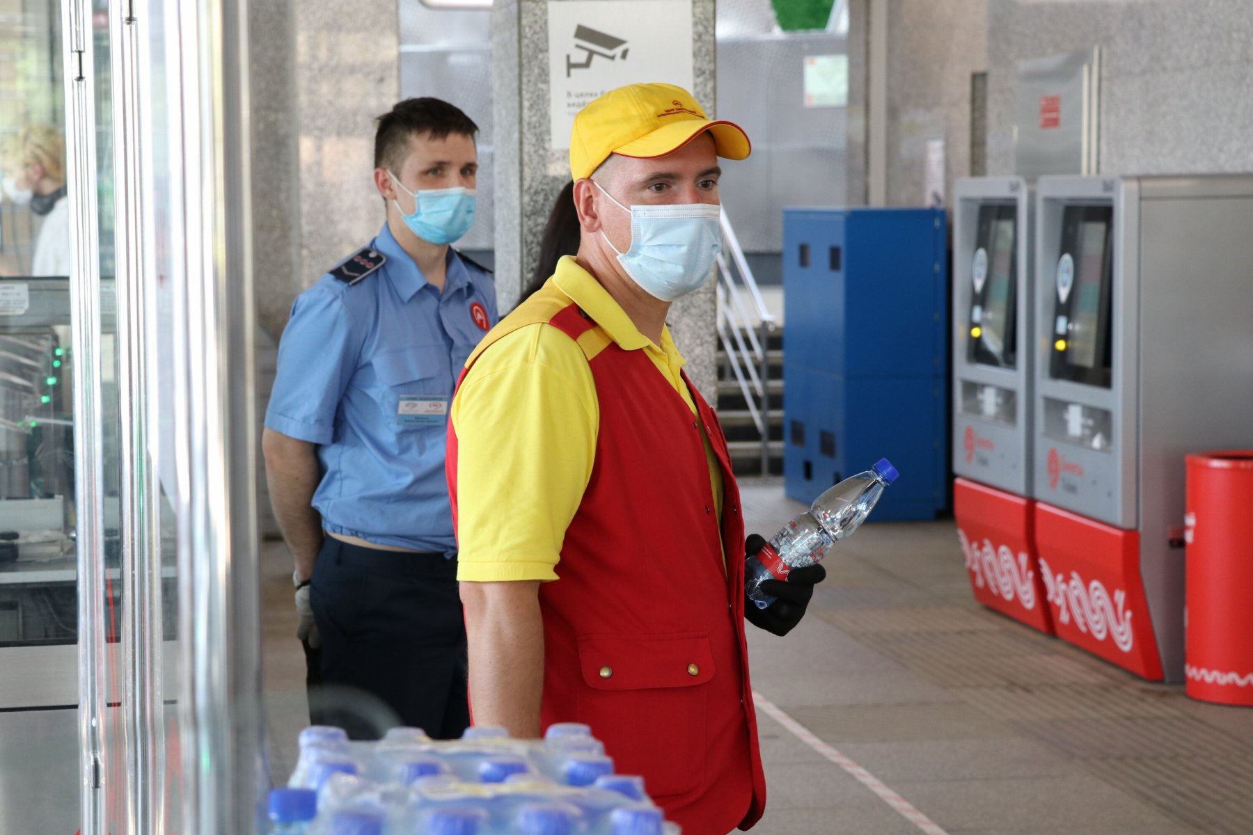 Более 13 тысяч бутылок с водой раздали в метро Москвы за три дня 
