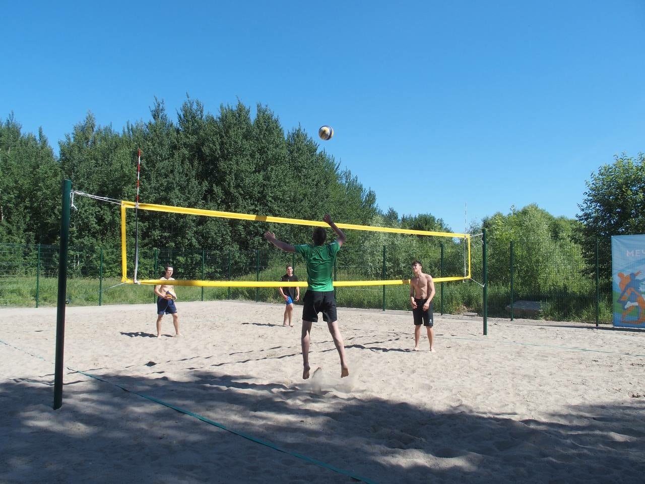 В деревне Новощапово городского округа Клин открылась площадка для пляжного волейбола 