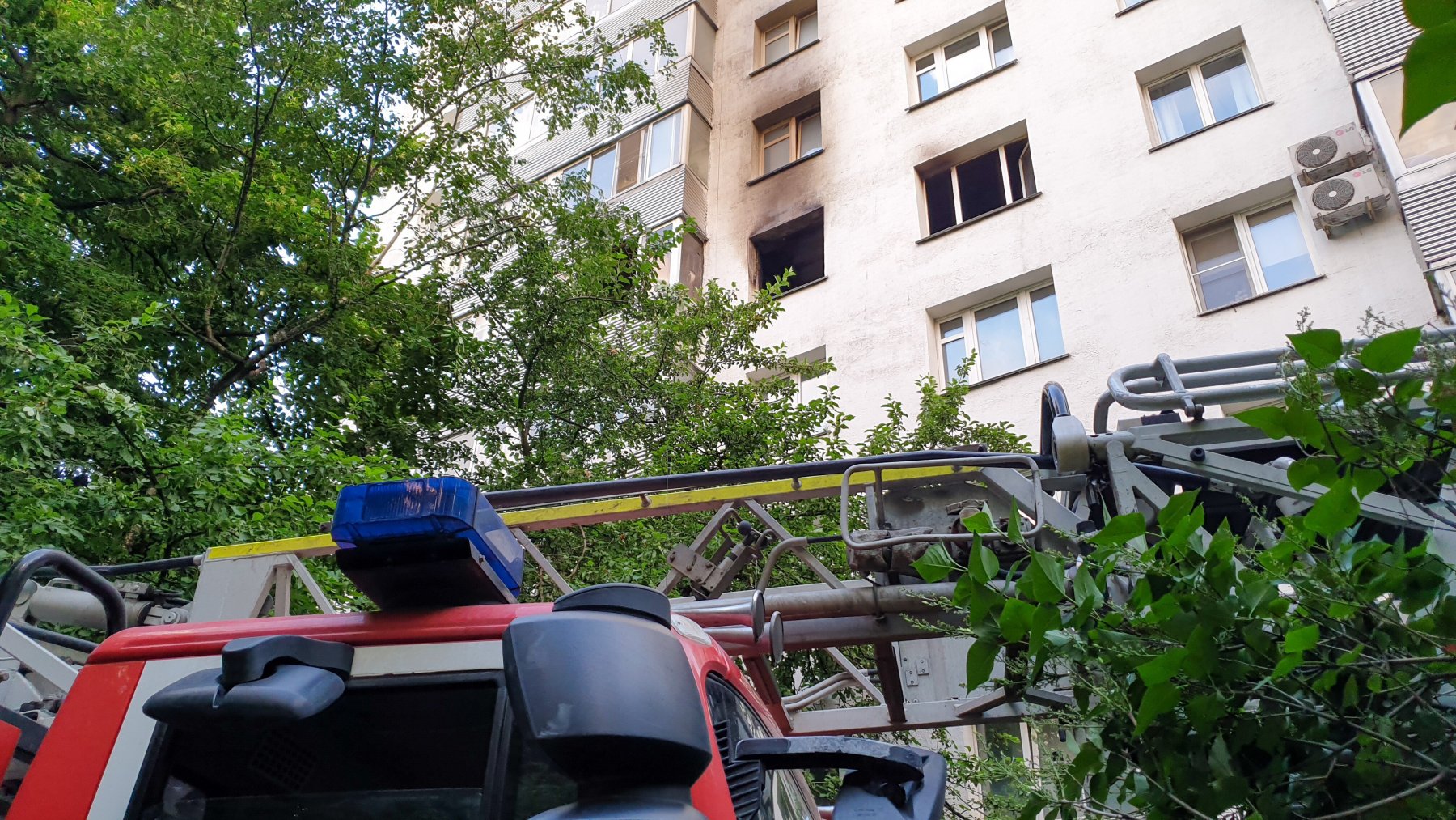 В Чехове полицейские вывели женщину с младенцем из горящего дома