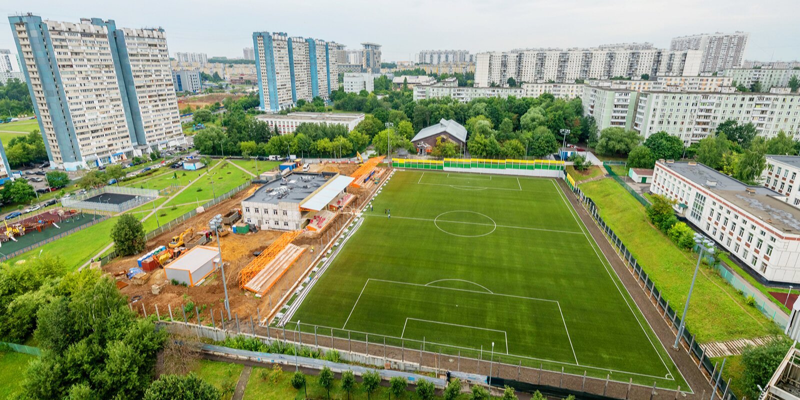 Футбольное поле-долгострой в Ясенево введут в эксплуатацию до конца года