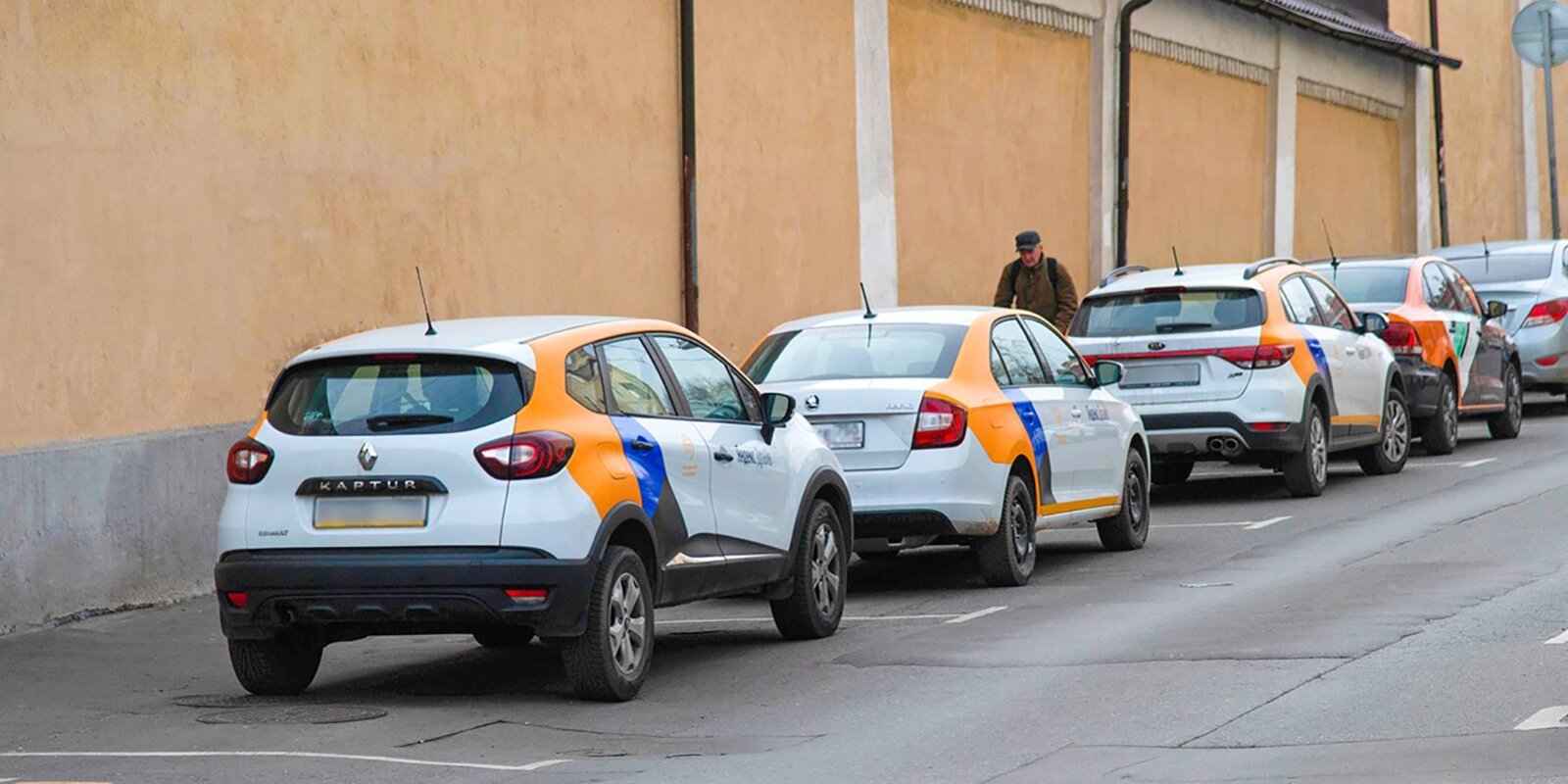 Для операторов каршеринга в Москве снизили стоимость покупки парковочных разрешений